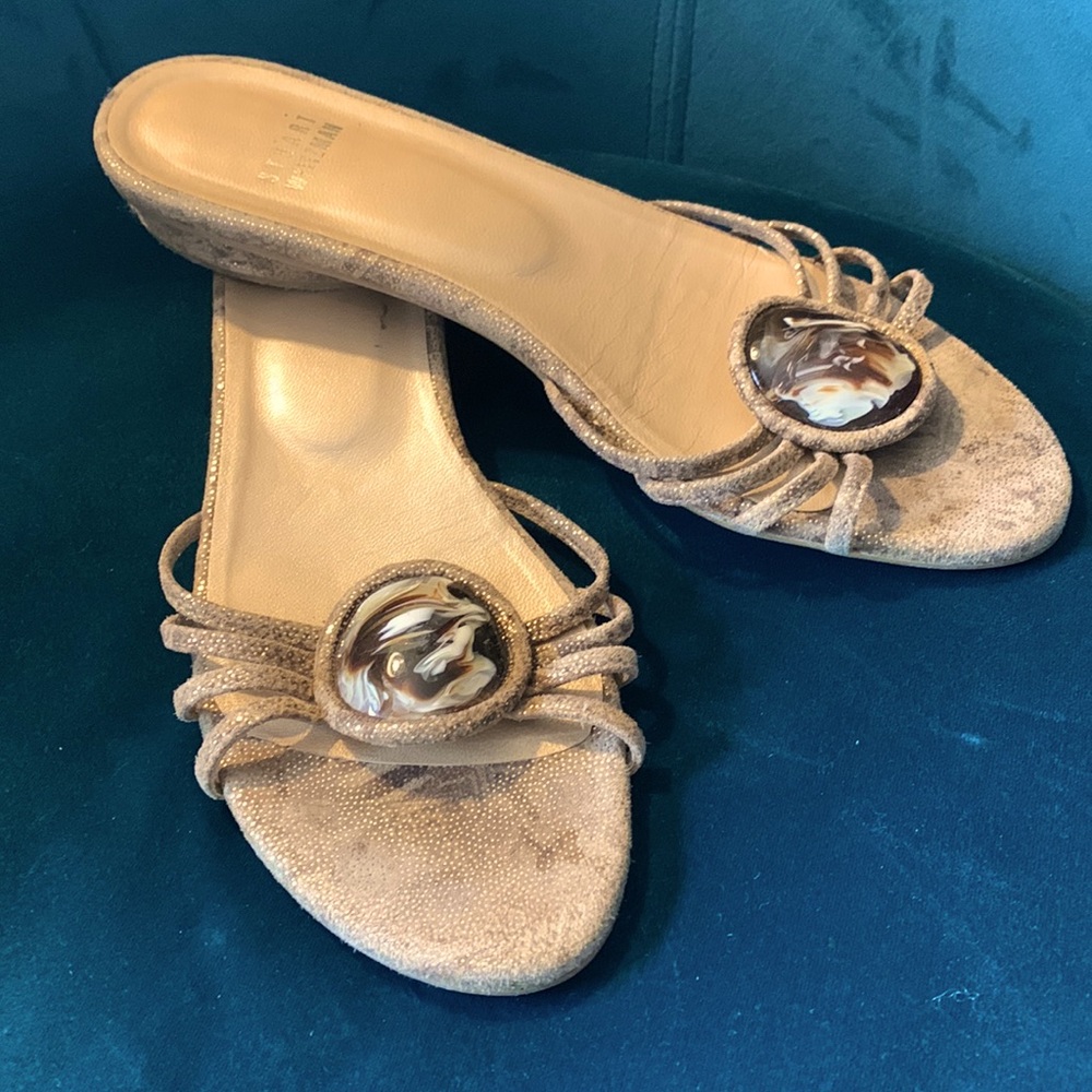 Stuart Weitzman gold strappy flat marbled sandals sz 6.5 ✨